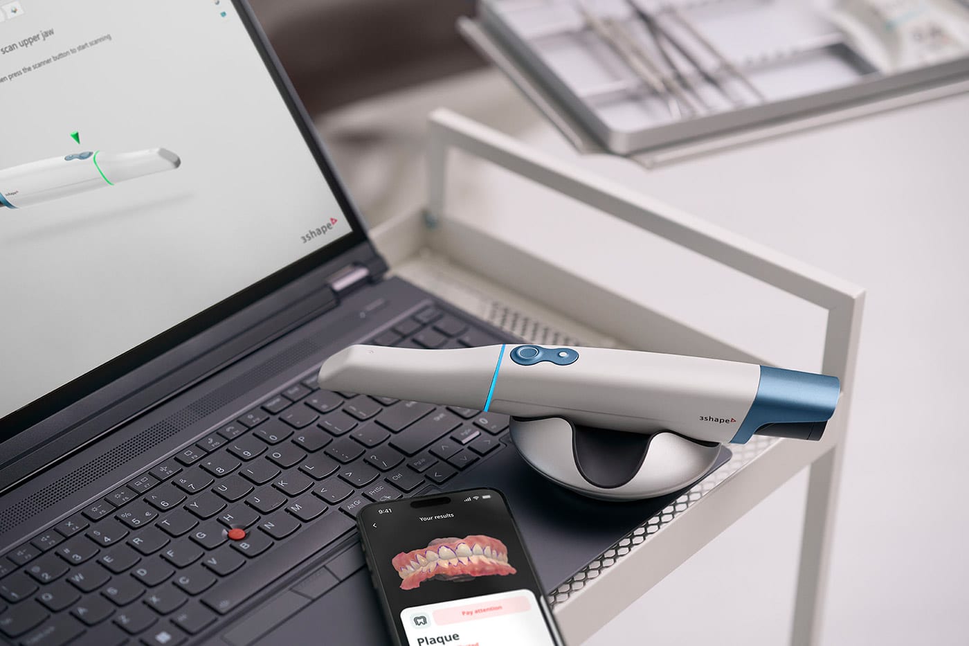 TRIOS-6_Lifetyle-Photos_Product_Scanner-with-laptop-and-phone